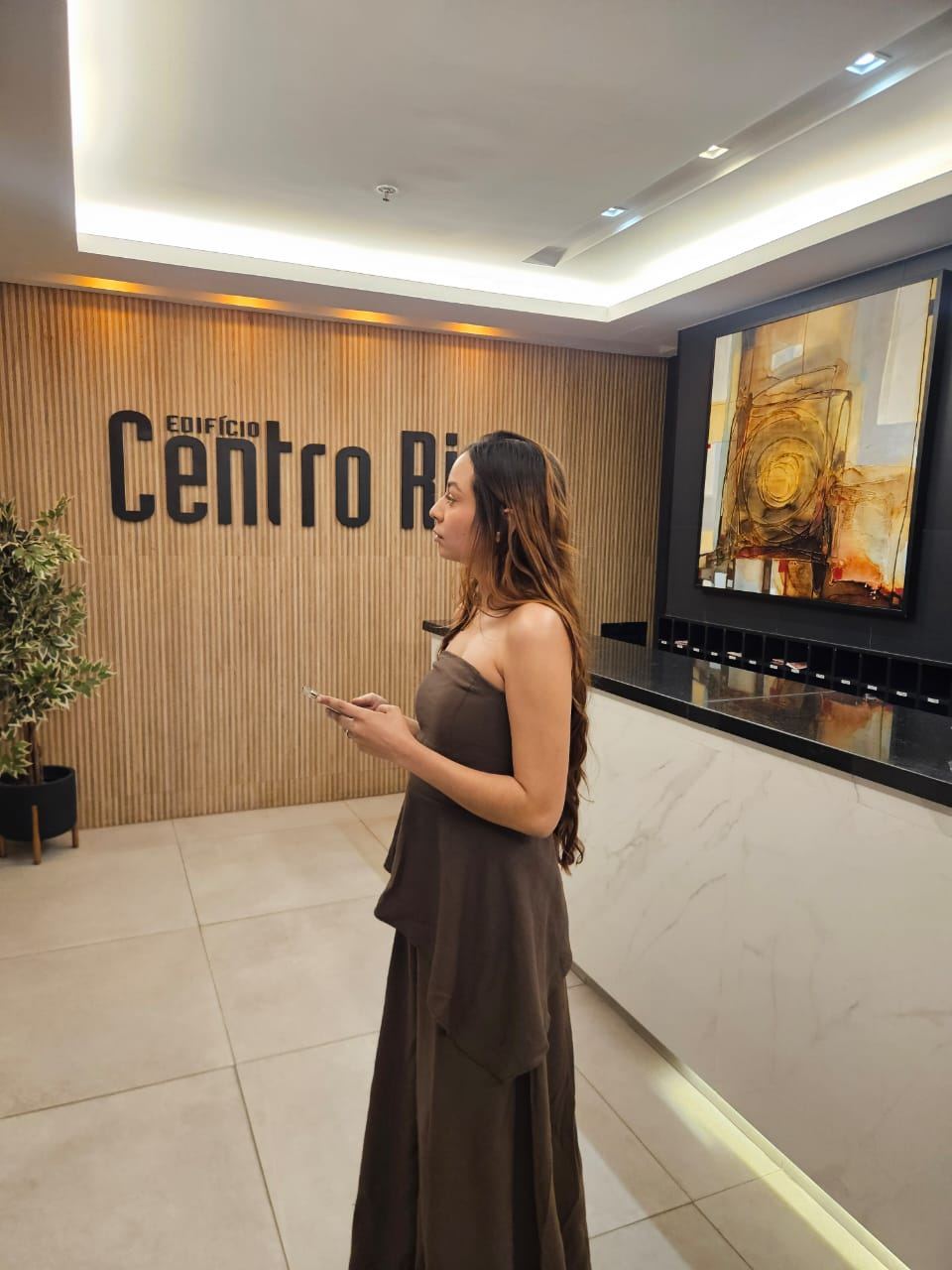 Maria Laura na portaria da Essência do Ser — Unidade Centro Rio