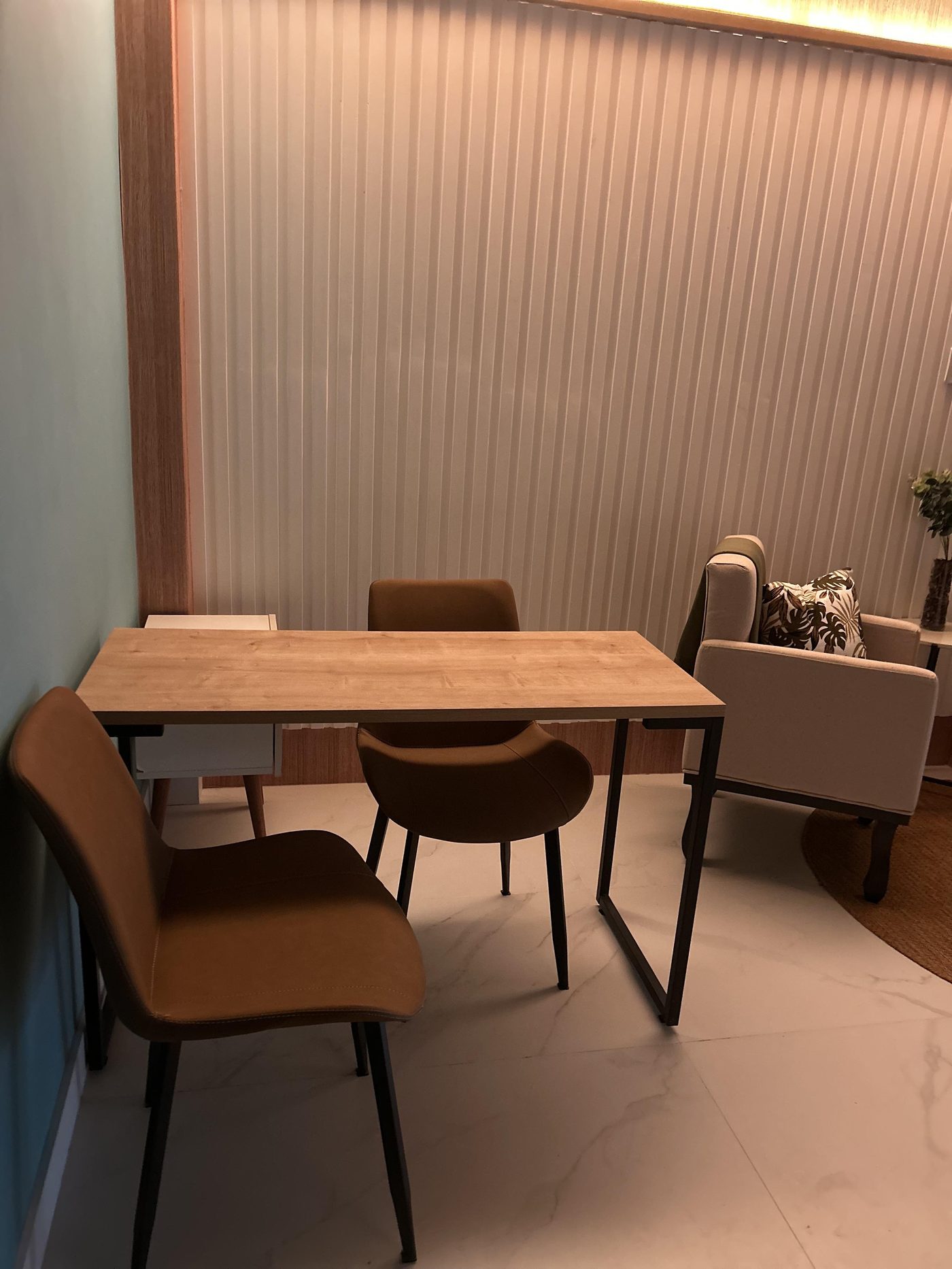 Mesa de anamnese e consulta em madeira natural