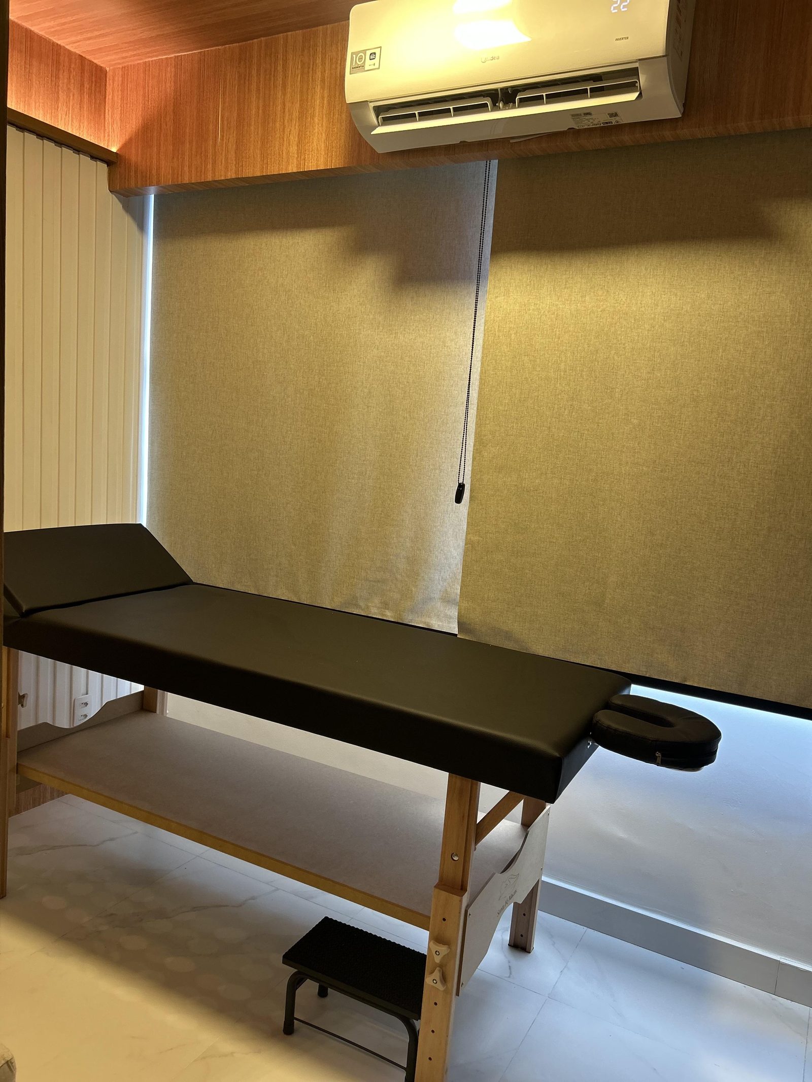 Mesa de massagem profissional em ambiente climatizado a 22°C